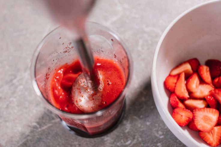Les fruits mous, comme les fraises, peuvent être facilement réduits en purée à l'aide d'un mixeur.