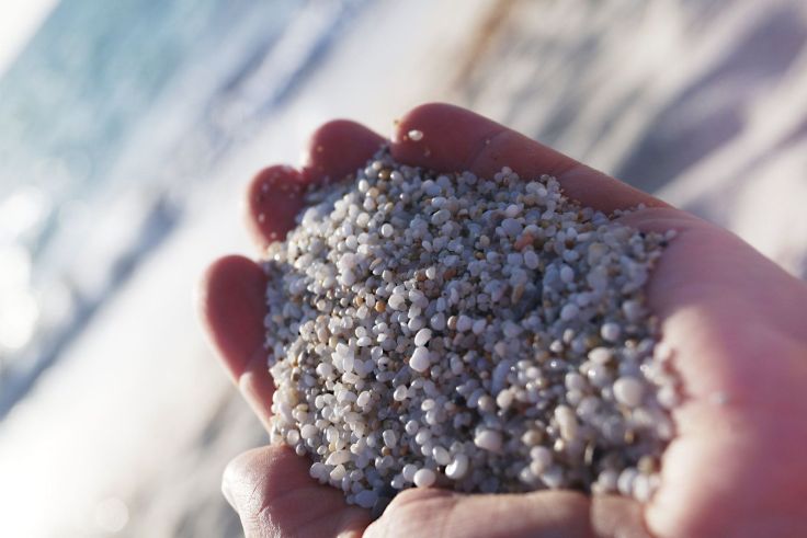 Pierres de quartz ressemblant à des grains de riz sur la plage ©&nbsp;Berger Camping