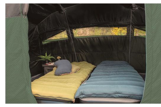Quel est l'effet des cabines de couchage obscurcies dans les tentes ?
