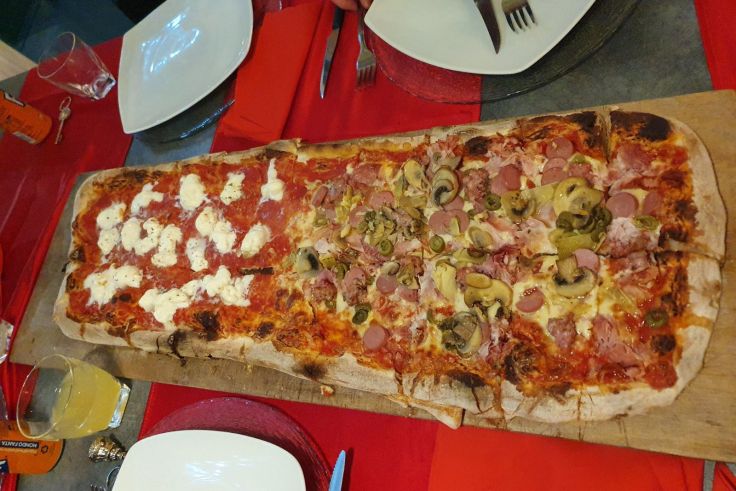 Tout le monde a été rassasié par l'énorme et super délicieuse pizza de Viareggio. ©&nbsp;Berger Camping