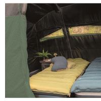 Quel est l'effet des cabines de couchage obscurcies dans les tentes ?