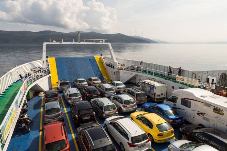 &nbsp;Sur le ferry, les voitures et les camping-cars sont garés près les uns à côté des autres. Sur le pont, chaque mètre est utilisé.&nbsp;</span><span>©&nbsp;Sébastien Closs