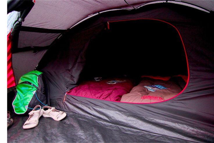 Vue de l'intérieur sombre d'une tente Coleman. © Coleman
