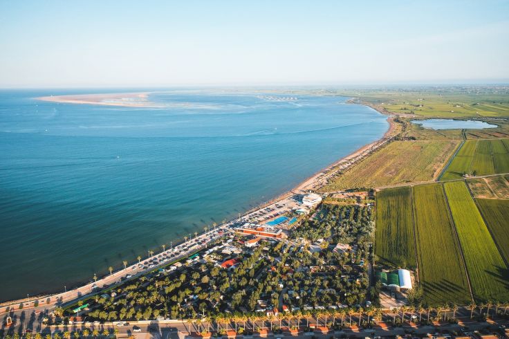 La plage qui couvre des kilomètres.&nbsp;</span><span>©&nbsp;Ampolla Playa