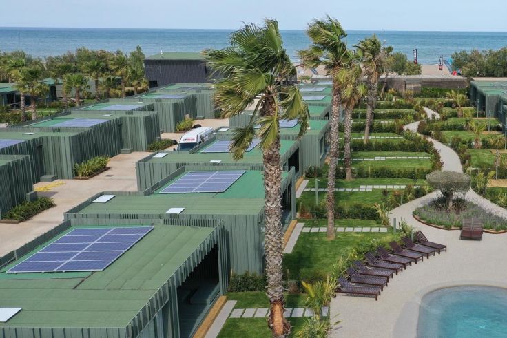 Installations solaires sur les toits.&nbsp;<br>©&nbsp;Camping La Ballena Alegre